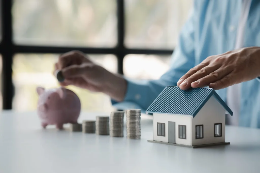 Finanzierung Beispielbild mit Sparschein Haus und Münzen