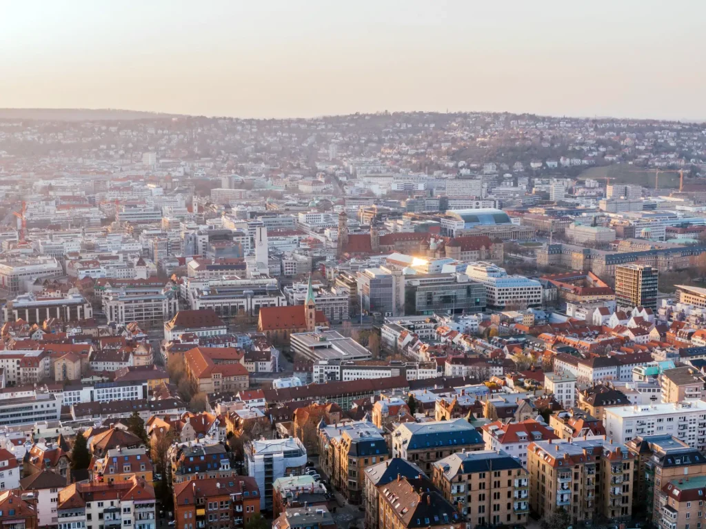 Stadtansicht von Frankfurt mit Wohngebieten und Innenstadt, im Vergleich zum Standort Fertighaus Frankfurt