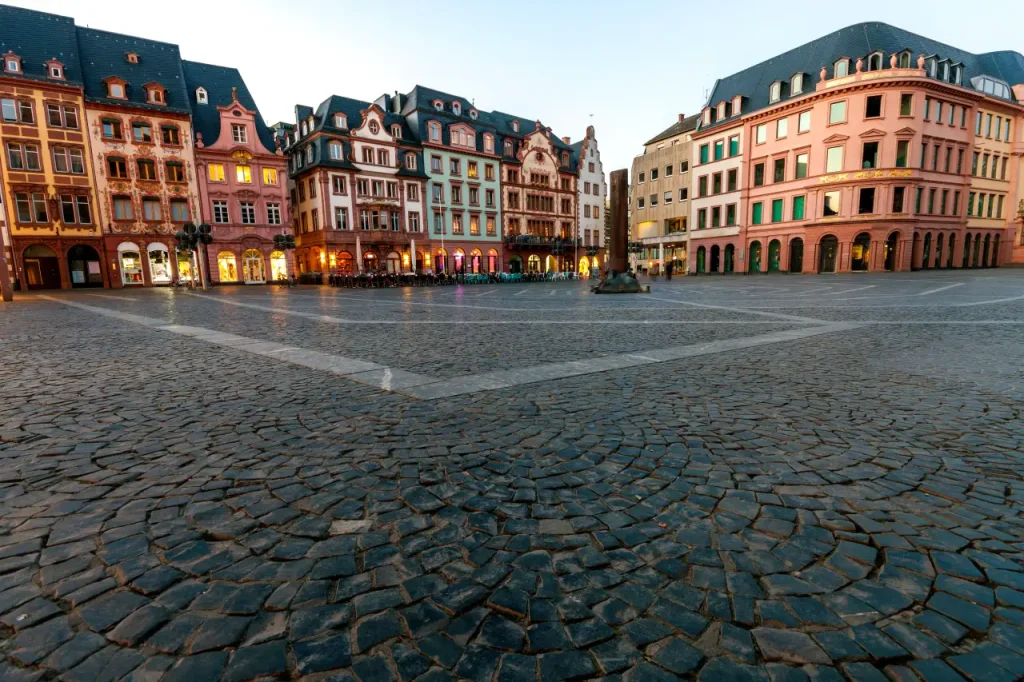 Historischer Marktplatz in Mainz mit barocken Fassaden bei Abenddämmerung – urbanes Umfeld für moderne Bauprojekte wie ein Fertighaus in Mainz.