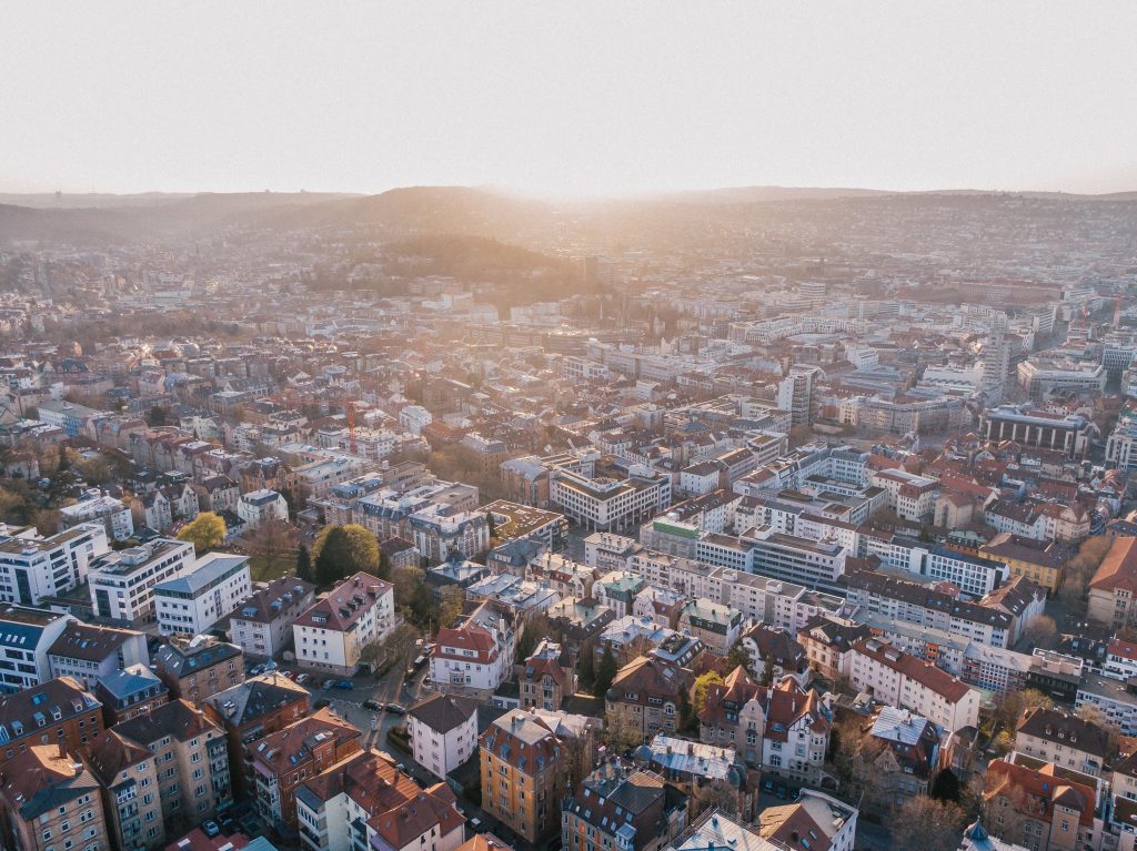 Stuttgart Panorama bei Sonnenuntergang mit Blick über Wohngebiete und Skyline – Standort für modernes Fertighaus Stuttgart