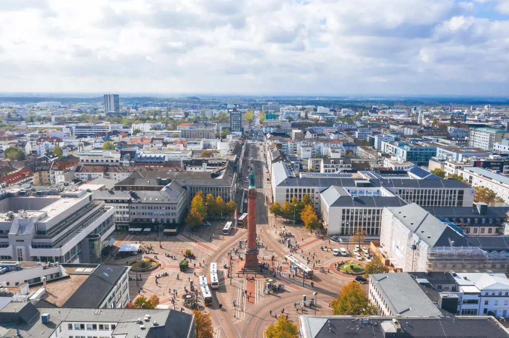 Modernes Fertighaus in Darmstadt mit großen Fenstern und zeitgenössischer Architektur von BAUTENT