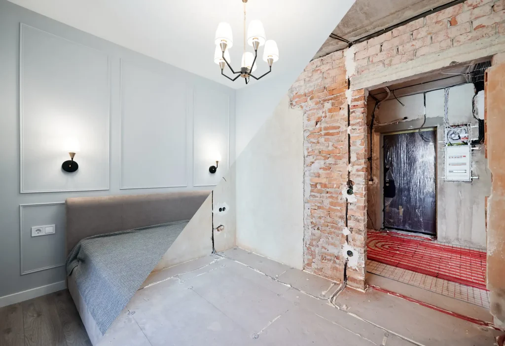 Vorher-nachher-Darstellung einer Wohnraumsanierung für Bautent Komplettsanierung: links ein modern renoviertes Schlafzimmer mit hellen Wänden und eleganter Beleuchtung, rechts der gleiche Raum während der Bauphase mit freigelegtem Mauerwerk und installierter Fußbodenheizung.