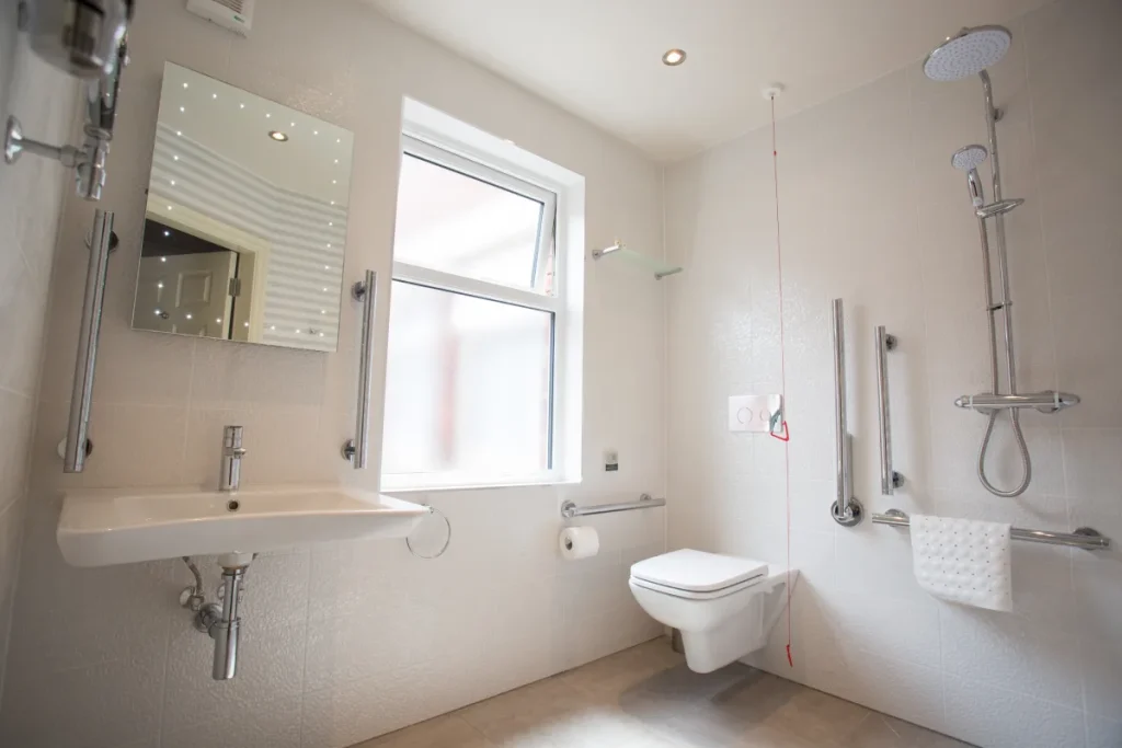 Barrierefreie Badsanierung mit Haltegriffen, bodengleicher Dusche und WC