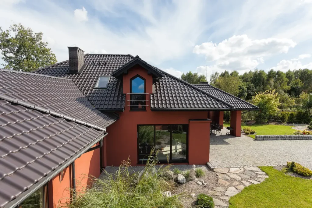 Professionelle Dachsanierung mit neuen Dachziegeln und Dachrinne von BAUTENT